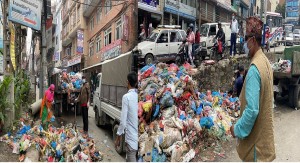 काठमाडौंका सडकमा थुप्रिएको फोहर धमाधम उठाइँदै, भोलिसम्ममा उठाइसक्ने